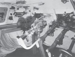 Disposición del armamento en el interior de la primera torreta de un Panzer III.