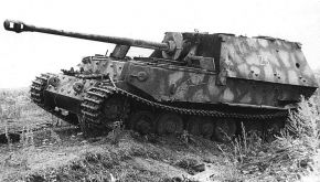 Un Ferdinand abandonado aparentemente intacto, al menos en el lado que se ve, tras la Batalla de Kursk, posible avería mecánica. (El agujero de la casamata no es de un proyectil, es un puerto de disparo para la tripulación que está abierto.