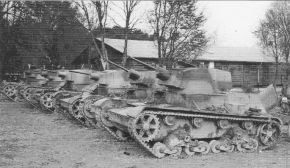 Depósito de tanques 7TP capturados, muchos de ellos aún con el camuflaje polaco.