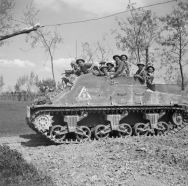 Un Priest Kangaroo transportando infantería de la 78.ª División Británica cerca Conselice, Italia, abril de 1945.