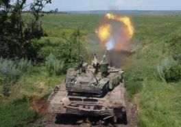 Un T-90M abriendo juego durante los combates en torno a Bajmut en verano de 2023.