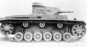 En the Pz.III Ausf. F el operador de radio recibió su propio puerto de observación y disparo en el lado derecho de la superestructura.