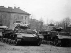 Un Pz.IV Ausf. B (izq.) junto a un Ausf. A (der.). Esta foto muesta algunas de las diferencias entre ambas versiones.