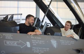 El presidente ucraniano, junto con la primera ministra danesa,, en un F-16.