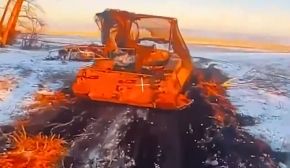 Imagen de un dron FPV ruso antes de impactar en la parte trasera de un Wisent 1 ya impactado previamente mientras abria un pasillo en un campo de minas en Kursk, 5 de enero de 2025[11]