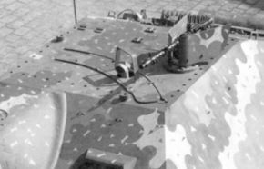 Mira perisópica Sfl.ZF 1a (5×) del artillero con su mecanismo de movimiento solidario al cañón, justo detrás la ametralladora Rundumsfeuer MG 34.