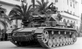 Un Pz.IV Ausf. D del Pz.Rgt. 5 (5.ª División Ligera) pocos días después de llegar a Libia (febrero-marzo de 1941), en un desfile por las calles de Trípoli.