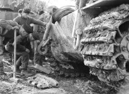 Personal del s.PzAbt 504 reparando la oruga de un Tiger en Italia.
