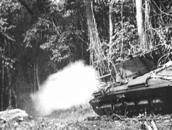 Un Matilda II del 1.er Batallón de Tanques australiano disparando su cañón de 2 libras contra las trincheras japonesas, marzo de 1944.