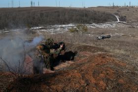 Soldados ucranianos entrenando con armas NLAW en un campo de tiro en el Óblast de Donetsk el 15 de febrero de 2022.