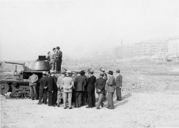 Prototipo del Carro Armato M13/40 durante las pruebas de disparo tras su presentación pública.