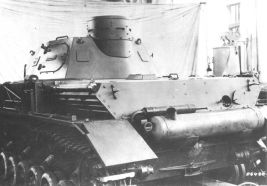 Parte trasera del Ausf. A, se ven los dos silenciadores, el del motor principal y del motor auxiliar para el giro de la torreta.