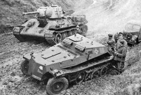 Un semioruga portamuniciones Sd.Kfz. 252 de la División Großdeutschland junto a un Beutepanzer T-34.