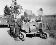 Tropas alemanas inspeccionando una T-27 en 1941.