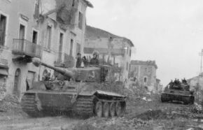 Dos Tiger del Batallón Panzer Pesado 504 moviéndose entre los escombros de una ciudad italiana.
