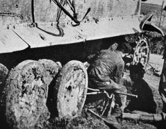 Soldados alamanes tratando de sacar el barro atrapado entre las ruedas de un Tiger.