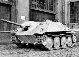 Uno de los primeros Jadgpanzer 38, abril de 1944.