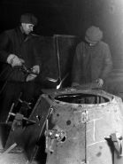 Proceso de ensamblado de una torreta mediante soldadura en la Fábrica N.º 264 de Stalingrado.