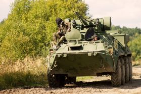 Miembros de la Guardia Nacional de Ucrania realizando una patrulla de entrenamiento con un BTR-3 en 2017.