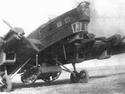Bombardero Tupolev TB-3 con un T-38 debajo de su barriga.