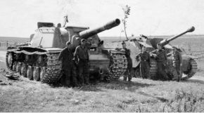 Un StuG III junto a un SU-152, cañón de asalto soviético diseñado para enfrentarse a los Tiger y empleado en combate por primera vez en la Batalla de Kursk.