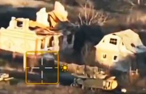 Un segundo Bradley dañado y abandonado a lado de las casas más orientales de Stepove.