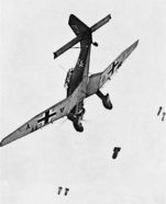 Un Ju 87 Stuka realizando un bombardeo de precisión.