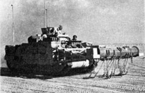 Carro de desminado por rodillo de mayales Matilda Scorpion usado desde octubre de 1942 en el Norte de África contra los campos de minas alemanes.