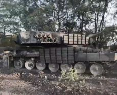 Un Leopard 2A4 con Kontakt-1, posiblemente de la 33.ª Brigada Mecanizada, destruido a principios de septiembre de 2023.
