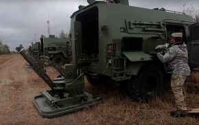 Soldado cargador sacando un proyectil de su almacén.