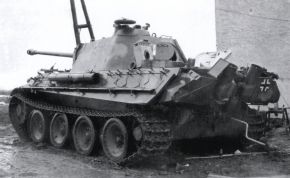 Un Panther Ausf. G abandonado por sus tripulantes cerca de Clervaux, Luxemburgo, debido a problemas mecánicos. Enero de 1945.