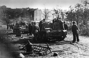 Un StuG L6 y un carro L6/40 abandonado en Belgrado, 1945.