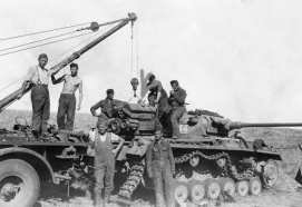 Retirada de un motor Maybach HL 120 TRM de un carro de combate Panzer III Ausf. L mediante una grúa de 3 t.
