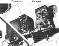 Equipo de radio SCR 528 en la parte trasera de la torreta de un M4(75).