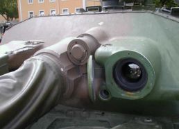 Cámara térmica del AMX-10 RC, a la izquierda del cañón y con cubierta protectora abatible.