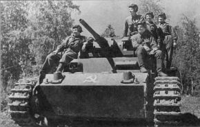 Un Panzer III utilizado por el Ejército Rojo. Estos casos no eran raros en 1942, cuando la producción de tanques soviéticos bajó a un punto crítico después de la evacuación a los Urales.
