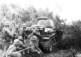 Pz.Kpfw. 35(t) de la 6.ª División Panzer acompañado por granaderos en Leningrado, septiembre de 1941.