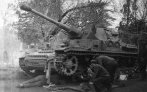 Personal llevando a cabo la reparación de un bogie dañado tras elevar el Panzer IV con uno de los gatos que solían portar en el propio carro junto a otras herramientas.