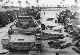 Carros del Pz.Rgt. 8 (15.ª División Panzer) justo después de su desembarco en Trípoli (abril-mayo 1941). Además de añadirles el símbolo distintivo del Afrika Korps, se les selló la abertura de la ametralladora y se les preparó para el combate en el desierto.