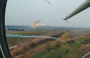 Fotograma de un vídeo grabado desde la cabina de un Mi-24 ucraniano en el que se ve como su pareja realiza el ataque parabólico con cohetes al tiempo de lanza bengalas.