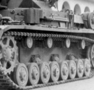 En esta imagen se ve el blindaje añadido en los laterales de los últimos Ausf. D y en los Ausf. E. Se puede apreciar como deja huecos para el visor lateral, o para los soportes de los bogies, por ejemplo.