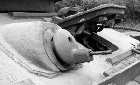 Detalle de la ametralladora DT del casco de un T-34, montada en un soporte esférico atornillado a una pieza de fundición, y protegida por un mantelete blindado también de fundición.