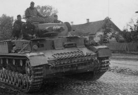 Un Pz.IV Ausf. E de la 19.ª División Panzer avanzando durante la Operación Barbarroja. Dispone de blindaje espaciado de 30 mm en el frontal de la superestructura.