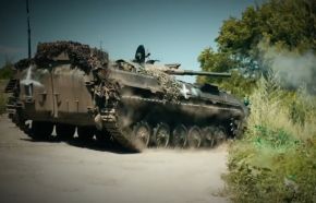 Un BMP-1 de la 4.ª Brigada de Tanques abriendo fuego. Imagen obtenida de un vídeo propagandístico publicado en agosto de 2023.