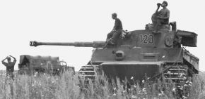 Tiger 123 del sPzAbt 503 siendo reabastecido de munición con un camión de 3 t identificado con una "M" de Munition