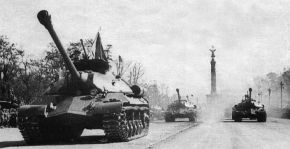 Varios IS-3 en el Desfile de la Victoria de las Fuerzas Aliadas en Berlín el 7 de septiembre de 1945.