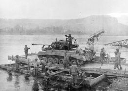 M26 Pershing trasportado por un barco pontón construido por un batallón de ingenieros para cruzar el Rin en Remagen, 12 de marzo de 1945.
