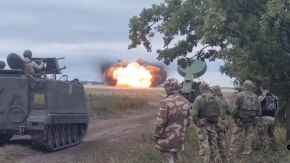 Explosión de la manguera explosiva lanzada por un UR-77 ucraniano en junio de 2023, el cual se encuentra acompañado por un blindado M113.[9]