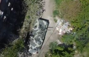 Otra imagen del BTR-4 capturado por los rusos disparando contra Azovstal en mayo de 2022.