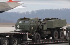 El primer HIMARS descargado del An-124.